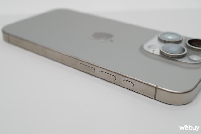 Trên tay iPhone 15 Pro và iPhone 15 Pro Max: Nhẹ hơn rõ rệt, viền mỏng hơn đáng kể, màu Titan mới lạ - Ảnh 4.