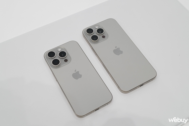 Trên tay iPhone 15 Pro và iPhone 15 Pro Max: Nhẹ hơn rõ rệt, viền mỏng hơn đáng kể, màu Titan mới lạ - Ảnh 12.