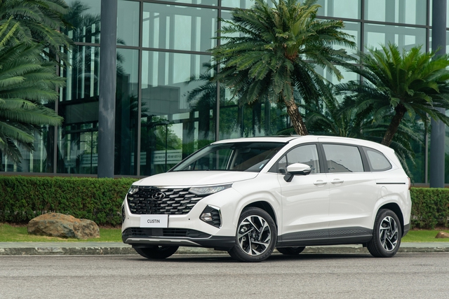 Hyundai Custin ra mắt Việt Nam: Giá từ # triệu đồng, cùng phân khúc Carnival, đấu cả Innova mới - Ảnh 1. Hyundai Custin ra mắt Việt Nam: Giá từ # triệu đồng, cùng phân khúc Carnival, đấu cả Innova mới - Ảnh 1.