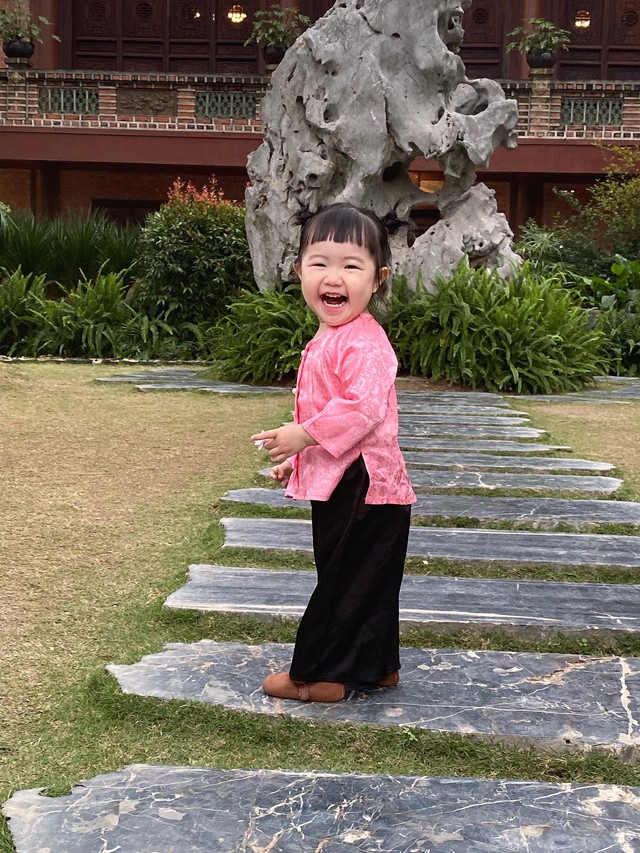 Chân dung "con gái" Khả Ngân - Thanh Sơn: Xinh như búp bê, né "bố" Thanh Sơn trong lần đầu gặp gỡ - Ảnh 11. Chân dung "con gái" Khả Ngân - Thanh Sơn: Xinh như búp bê, né "bố" Thanh Sơn trong lần đầu gặp gỡ - Ảnh 11.