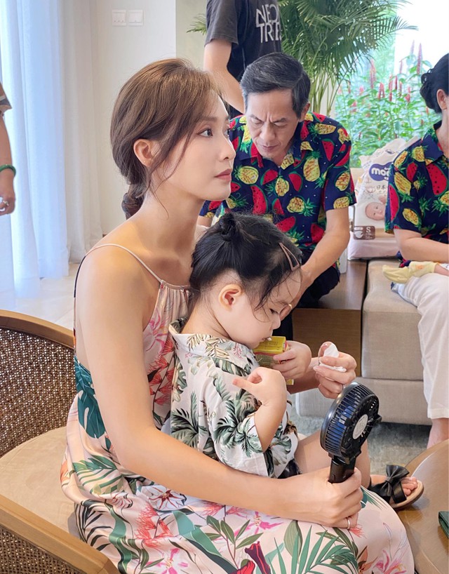 Chân dung "con gái" Khả Ngân - Thanh Sơn: Xinh như búp bê, né "bố" Thanh Sơn trong lần đầu gặp gỡ - Ảnh 4. Chân dung "con gái" Khả Ngân - Thanh Sơn: Xinh như búp bê, né "bố" Thanh Sơn trong lần đầu gặp gỡ - Ảnh 4.