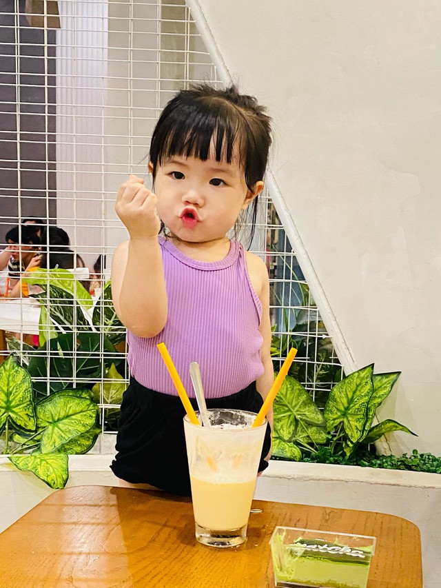 Chân dung "con gái" Khả Ngân - Thanh Sơn: Xinh như búp bê, né "bố" Thanh Sơn trong lần đầu gặp gỡ - Ảnh 8. Chân dung "con gái" Khả Ngân - Thanh Sơn: Xinh như búp bê, né "bố" Thanh Sơn trong lần đầu gặp gỡ - Ảnh 8.