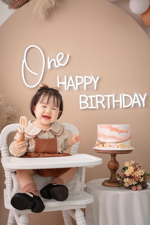 Chân dung "con gái" Khả Ngân - Thanh Sơn: Xinh như búp bê, né "bố" Thanh Sơn trong lần đầu gặp gỡ - Ảnh 6. Chân dung "con gái" Khả Ngân - Thanh Sơn: Xinh như búp bê, né "bố" Thanh Sơn trong lần đầu gặp gỡ - Ảnh 6.