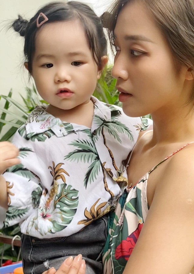 Chân dung "con gái" Khả Ngân - Thanh Sơn: Xinh như búp bê, né "bố" Thanh Sơn trong lần đầu gặp gỡ - Ảnh 3. Chân dung "con gái" Khả Ngân - Thanh Sơn: Xinh như búp bê, né "bố" Thanh Sơn trong lần đầu gặp gỡ - Ảnh 3.