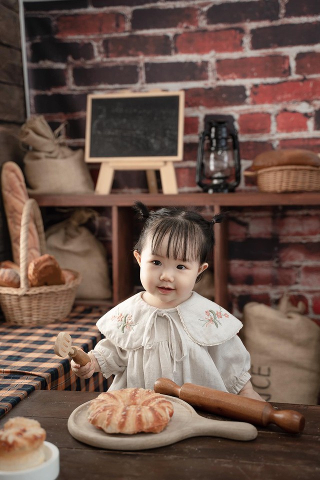 Chân dung "con gái" Khả Ngân - Thanh Sơn: Xinh như búp bê, né "bố" Thanh Sơn trong lần đầu gặp gỡ - Ảnh 5. Chân dung "con gái" Khả Ngân - Thanh Sơn: Xinh như búp bê, né "bố" Thanh Sơn trong lần đầu gặp gỡ - Ảnh 5.