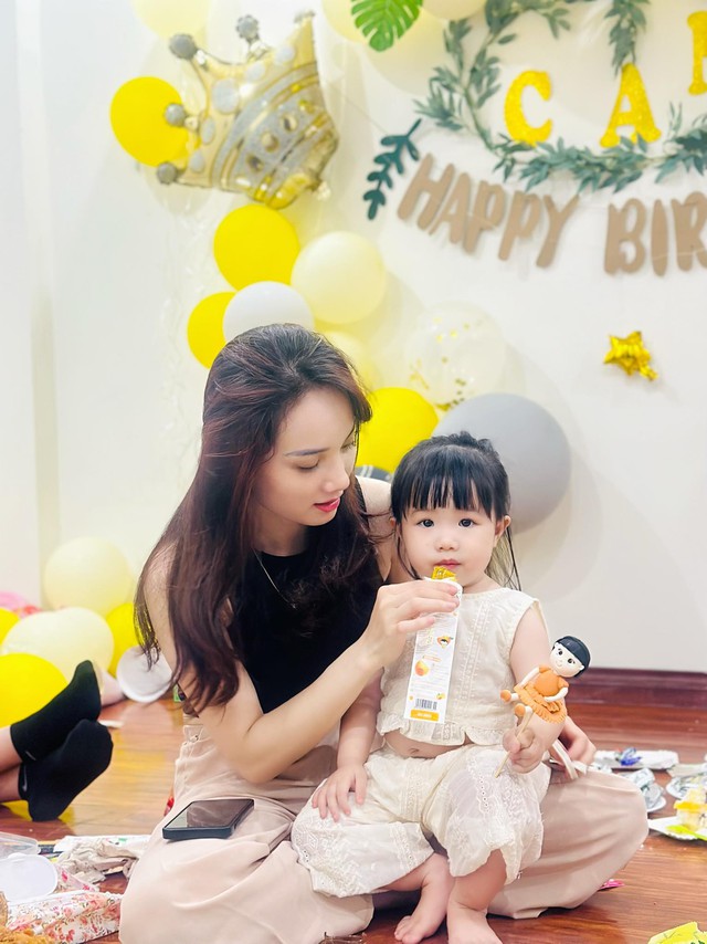 Chân dung "con gái" Khả Ngân - Thanh Sơn: Xinh như búp bê, né "bố" Thanh Sơn trong lần đầu gặp gỡ - Ảnh 7. Chân dung "con gái" Khả Ngân - Thanh Sơn: Xinh như búp bê, né "bố" Thanh Sơn trong lần đầu gặp gỡ - Ảnh 7.