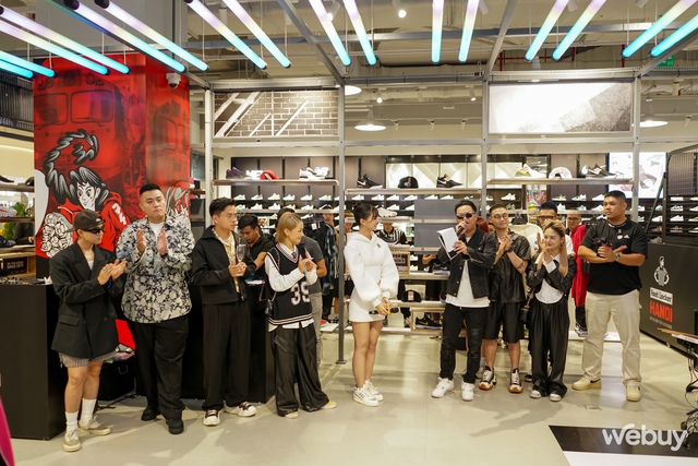 Foot Locker khai trương cửa hàng giày đầu tiên tại Việt Nam - Ảnh 6.