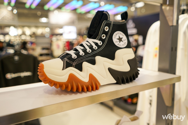Foot Locker khai trương cửa hàng giày đầu tiên tại Việt Nam - Ảnh 4.