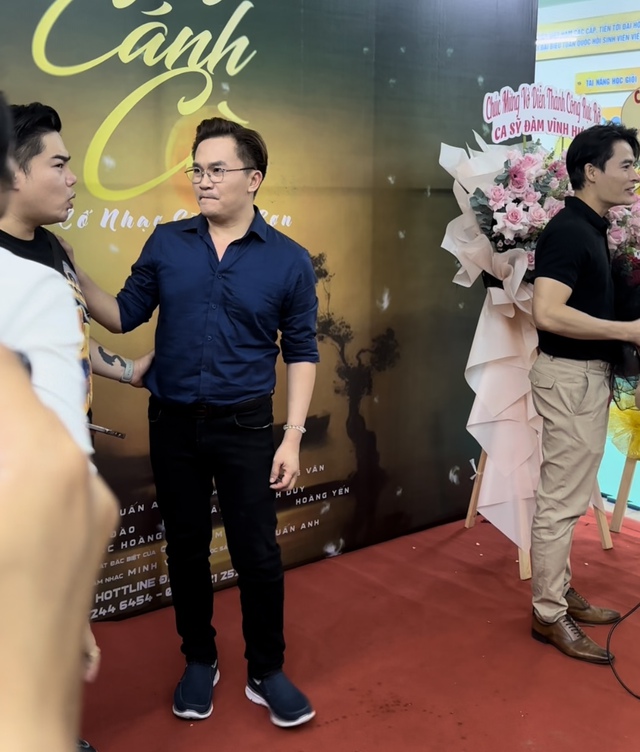 MC Đại Nghĩa bất ngờ &quot;chạm mặt&quot; với tình tin đồn kém 17 tuổi Võ Tấn Phát, bị &quot;bơ đẹp&quot; tại sự kiện? - Ảnh 1.