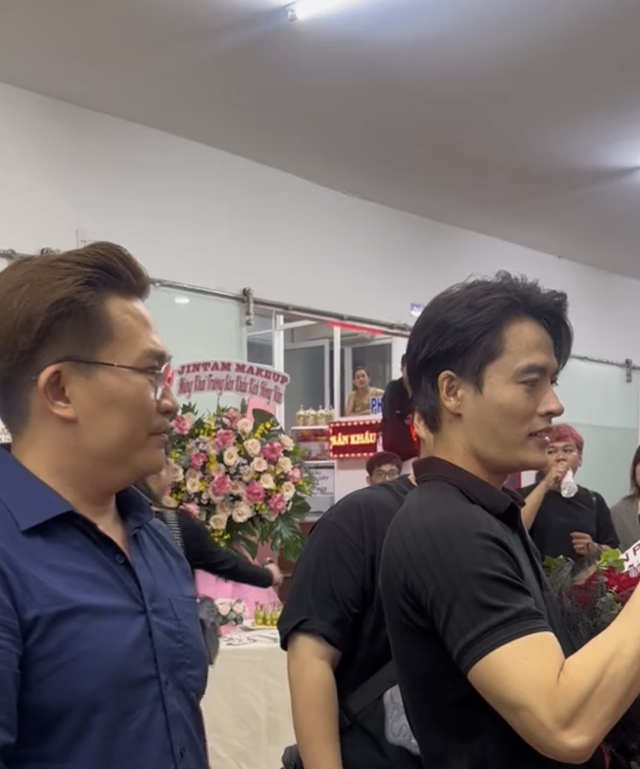 MC Đại Nghĩa bất ngờ &quot;chạm mặt&quot; với tình tin đồn kém 17 tuổi Võ Tấn Phát, bị &quot;bơ đẹp&quot; tại sự kiện? - Ảnh 2.