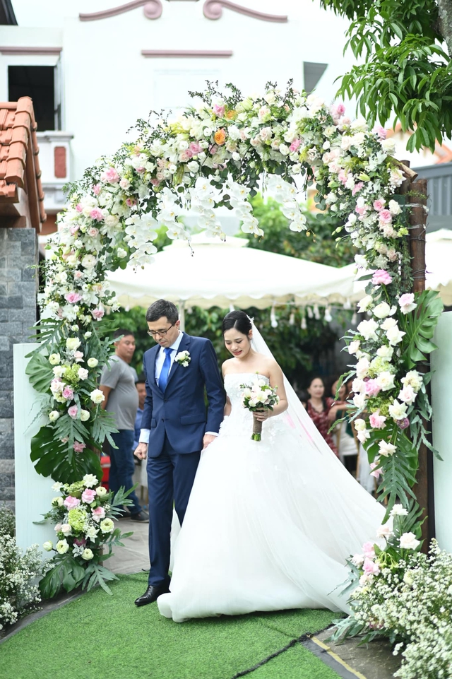 &quot;Cá mập&quot; Tuệ Lâm kết hôn cùng Tổng Giám đốc ngân hàng, đám cưới ấn tượng tại Hải Dương - Ảnh 2.