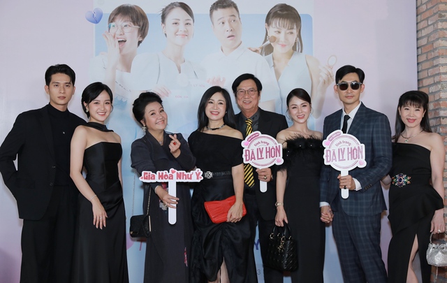 Chồng màn ảnh kém 5 tuổi của Thanh Hương tiết lộ bị vợ cho "ăn" 5 cái túi xách vào... mặt - Ảnh 6. Chồng màn ảnh kém 5 tuổi của Thanh Hương tiết lộ bị vợ cho "ăn" 5 cái túi xách vào... mặt - Ảnh 6.