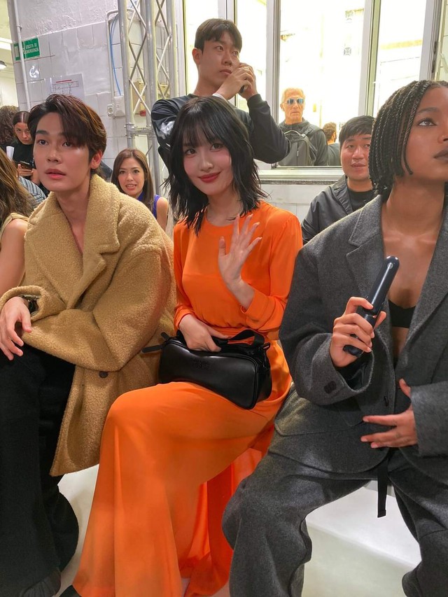 2 huyền thoại Kate Moss - Naomi Campbell chung khung hình, Momo đọ sắc cùng Quỳnh Anh Shyn trong ngày mở màn Milan Fashion Week - Ảnh 9.