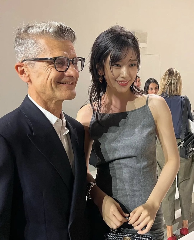 2 huyền thoại Kate Moss - Naomi Campbell chung khung hình, Momo đọ sắc cùng Quỳnh Anh Shyn trong ngày mở màn Milan Fashion Week - Ảnh 4.