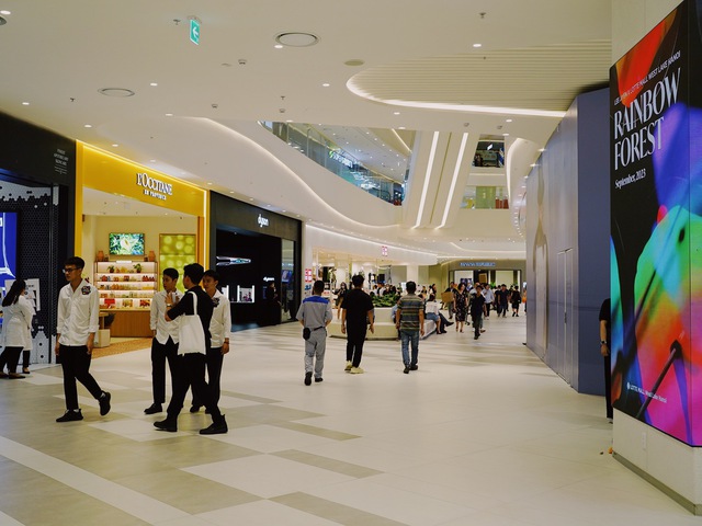 Dạo một vòng trong Lotte Mall nhân ngày khai trương: Hàng quán ngập tràn, nhiều điểm check-in độc đáo  - Ảnh 5.