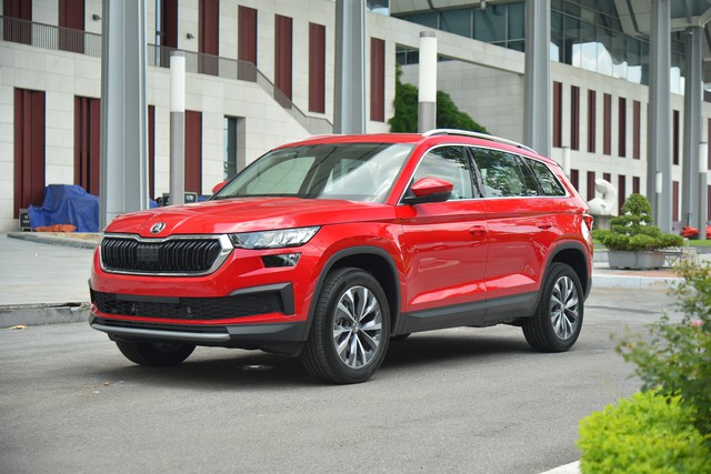 Chi tiết Skoda Kodiaq phiên bản tiêu chuẩn: Rẻ hơn 220 triệu đồng đổi lại được gì? - Ảnh 1.