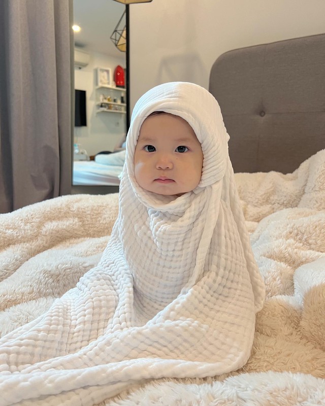 Con gái của Salim và chồng thiếu gia: Mới 1 tuổi đã sở hữu lượng fan "khủng" trên MXH, là ái nữ tập đoàn lớn - Ảnh 1. Con gái của Salim và chồng thiếu gia: Mới 1 tuổi đã sở hữu lượng fan "khủng" trên MXH, là ái nữ tập đoàn lớn - Ảnh 1.