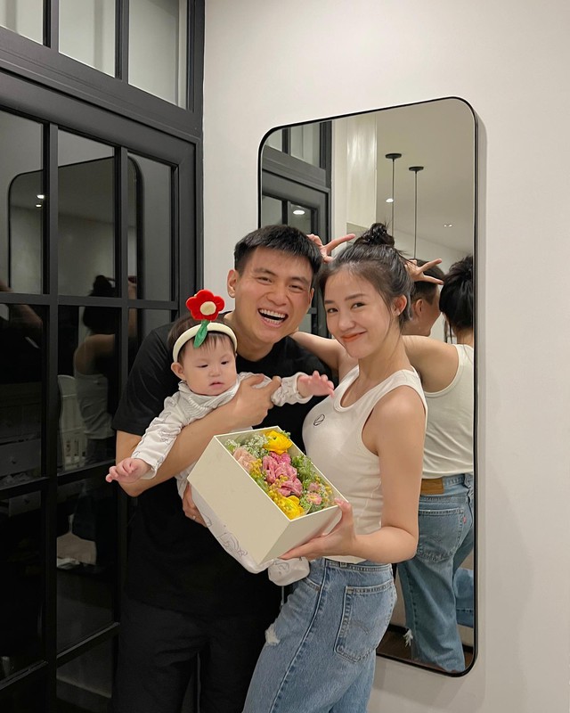 Con gái của Salim và chồng thiếu gia: Mới 1 tuổi đã sở hữu lượng fan "khủng" trên MXH, là ái nữ tập đoàn lớn - Ảnh 6. Con gái của Salim và chồng thiếu gia: Mới 1 tuổi đã sở hữu lượng fan "khủng" trên MXH, là ái nữ tập đoàn lớn - Ảnh 6.