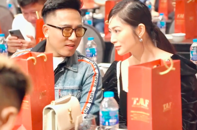 Mascot vừa lộ diện ở Ca sĩ mặt nạ bị đồn đã kết hôn với một nữ diễn viên Vbiz, chính chủ nói gì? - Ảnh 2. Mascot vừa lộ diện ở Ca sĩ mặt nạ bị đồn đã kết hôn với một nữ diễn viên Vbiz, chính chủ nói gì? - Ảnh 2.