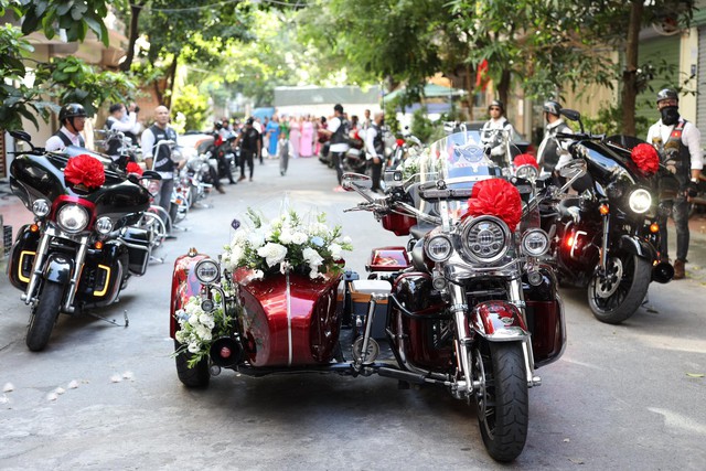 Phố Hà Nội xôn xao đoàn rước dâu bằng dàn mô tô 20 tỷ, gia thế &quot;không phải dạng vừa&quot; - Ảnh 2.