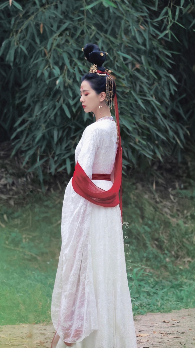 Lưu Thi Thi đẹp như chị Hằng ở phim mới, nhưng có một chi tiết khiến nhan sắc bớt đỉnh? - Ảnh 4. Lưu Thi Thi đẹp như chị Hằng ở phim mới, nhưng có một chi tiết khiến nhan sắc bớt đỉnh? - Ảnh 4.