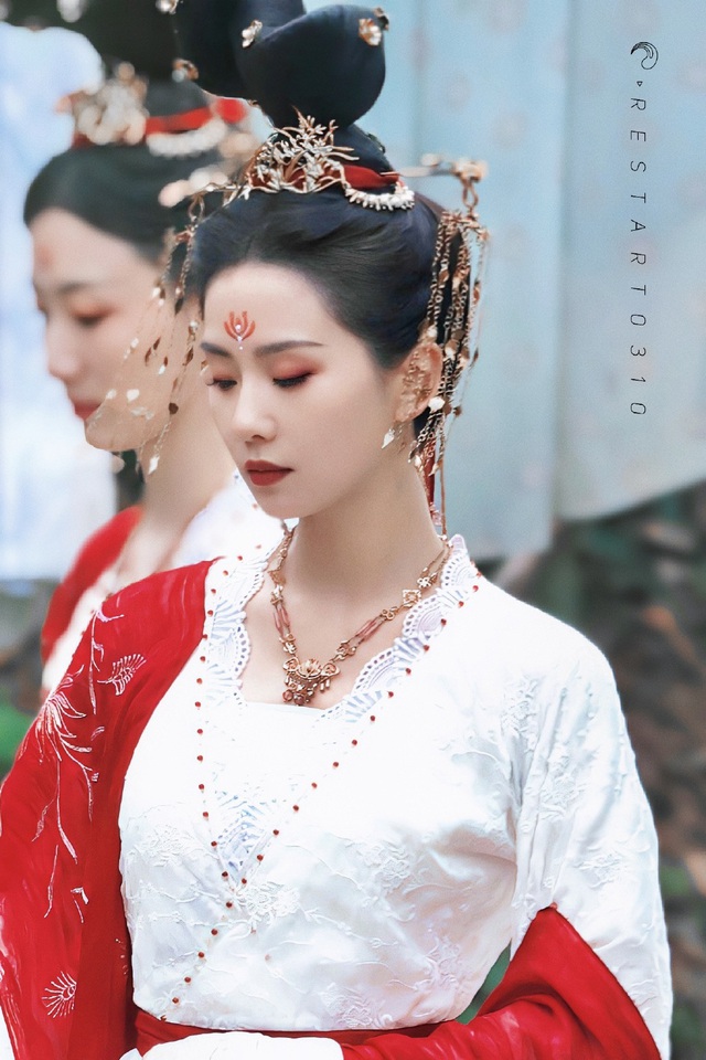 Lưu Thi Thi đẹp như chị Hằng ở phim mới, nhưng có một chi tiết khiến nhan sắc bớt đỉnh? - Ảnh 1. Lưu Thi Thi đẹp như chị Hằng ở phim mới, nhưng có một chi tiết khiến nhan sắc bớt đỉnh? - Ảnh 1.