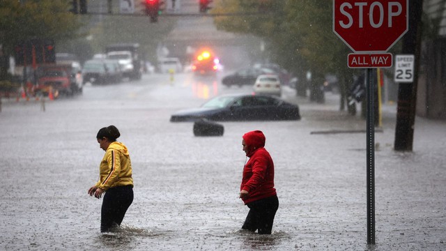 Chùm ảnh: New York hoa lệ ngập thành sông, tạo nên cảnh tượng chưa từng thấy sau trận mưa lịch sử - Ảnh 6.