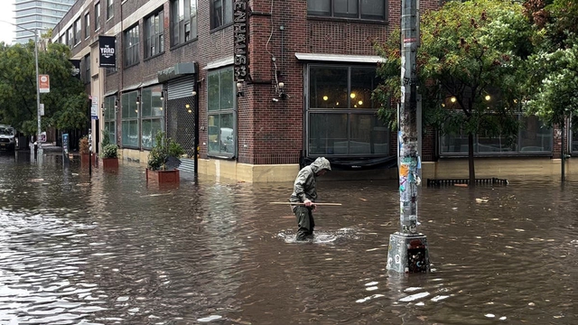 Chùm ảnh: New York hoa lệ ngập thành sông, tạo nên cảnh tượng chưa từng thấy sau trận mưa lịch sử - Ảnh 10.