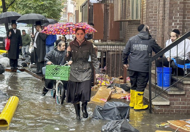 Chùm ảnh: New York hoa lệ ngập thành sông, tạo nên cảnh tượng chưa từng thấy sau trận mưa lịch sử - Ảnh 7.