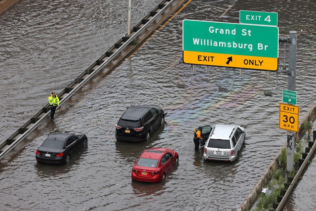 Chùm ảnh: New York hoa lệ ngập thành sông, tạo nên cảnh tượng chưa từng thấy sau trận mưa lịch sử - Ảnh 5.