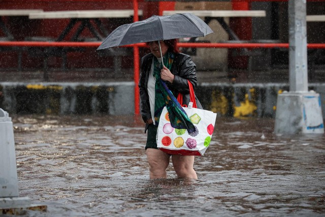 Chùm ảnh: New York hoa lệ ngập thành sông, tạo nên cảnh tượng chưa từng thấy sau trận mưa lịch sử - Ảnh 2.