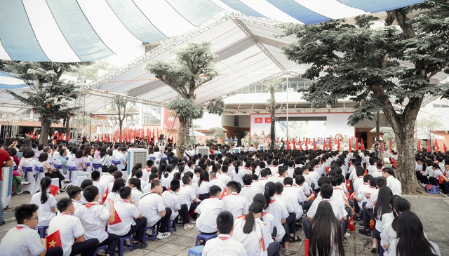 Toàn cảnh lễ khai giảng năm học mới 2023 - 2024: Diễn ra nhanh - gọn, những tà áo dài trắng chiếm spotlight - Ảnh 9.