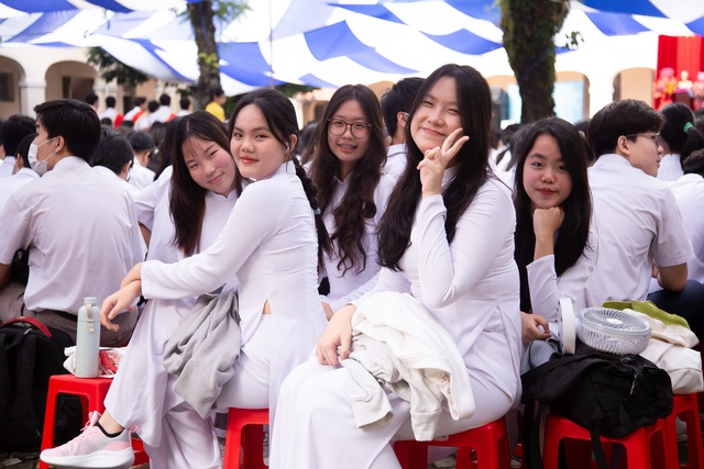 Toàn cảnh lễ khai giảng năm học mới 2023 - 2024: Diễn ra nhanh - gọn, những tà áo dài trắng chiếm spotlight - Ảnh 18.