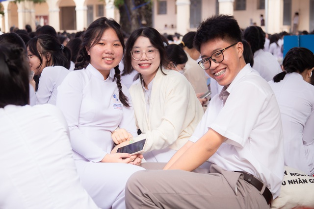 Toàn cảnh lễ khai giảng năm học mới 2023 - 2024: Diễn ra nhanh - gọn, những tà áo dài trắng chiếm spotlight - Ảnh 22.