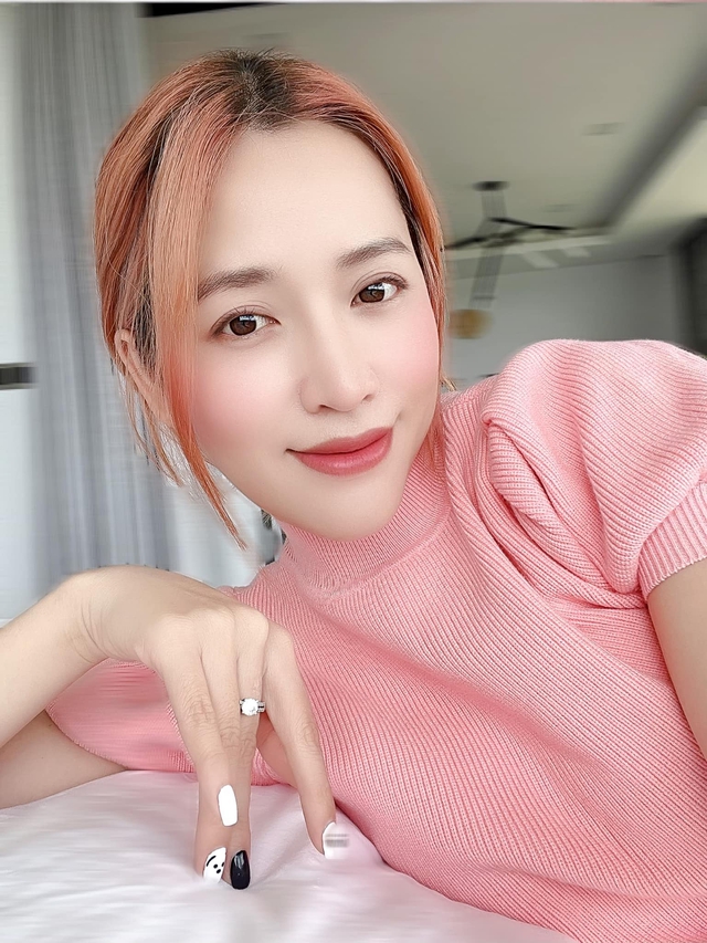 Ngoại hình hack tuổi của nữ diễn viên Vbiz sắp lấy chồng: 8X nhưng đứng cạnh người yêu kém 5 tuổi vẫn như gen Z - Ảnh 4.
