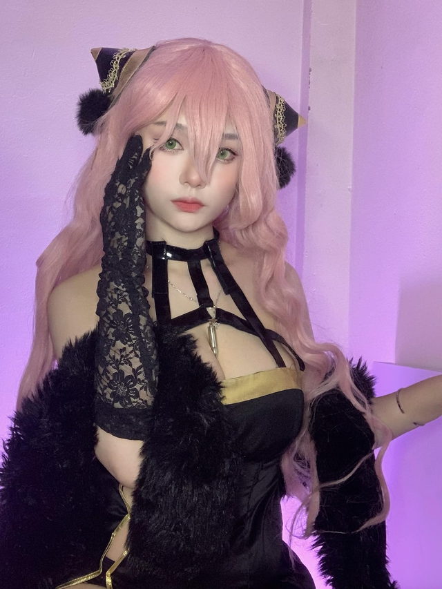 Cosplay táo bạo, nữ game thủ chuẩn bị luôn tinh thần nhận &quot;gạch đá&quot; - Ảnh 2.