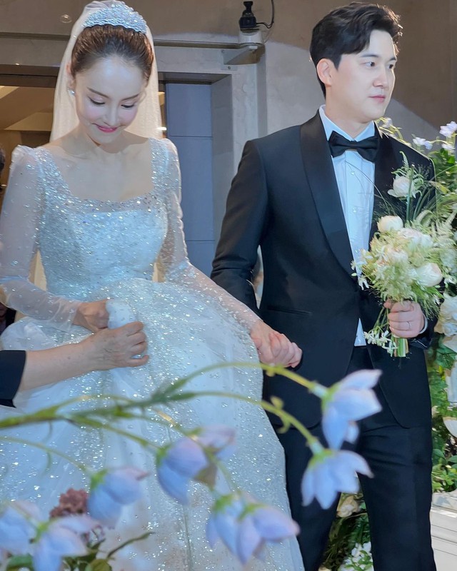 Loạt ảnh trong hôn lễ đẹp như phim của mỹ nhân Dream High: Nhan sắc cô dâu gây sốt, cặp đôi hôn nhau đắm đuối - Ảnh 4.