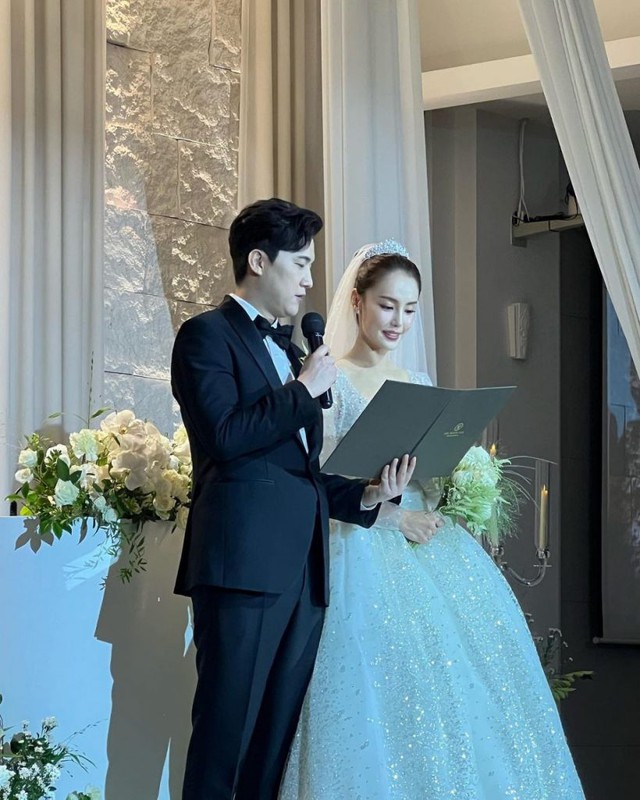 Loạt ảnh trong hôn lễ đẹp như phim của mỹ nhân Dream High: Nhan sắc cô dâu gây sốt, cặp đôi hôn nhau đắm đuối - Ảnh 5.