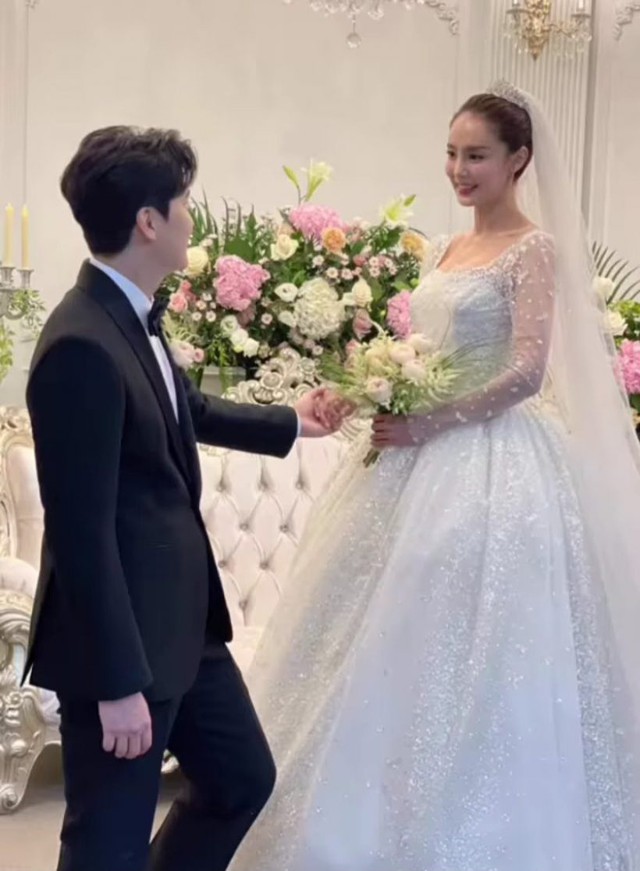 Loạt ảnh trong hôn lễ đẹp như phim của mỹ nhân Dream High: Nhan sắc cô dâu gây sốt, cặp đôi hôn nhau đắm đuối - Ảnh 8.