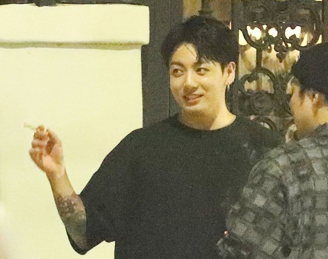 Jungkook (BTS) lộ ảnh hút thuốc lá ở Mỹ, netizen tranh cãi dữ dội - Ảnh 1.