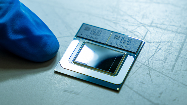 Tích hợp sẵn RAM DDR5 trên CPU cho laptop, Intel giờ mới 'học theo' điều Apple từng làm với chip M1 từ 3 năm trước - Ảnh 1.