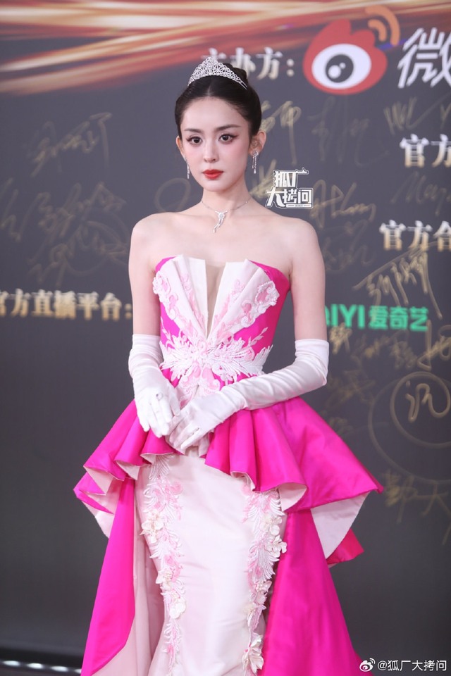 Siêu thảm đỏ Đêm hội Weibo: Na Trát thảm hoạ, Bạch Lộc lộng lẫy vẫn e dè trước dàn mỹ nhân o ép vòng 1- Ảnh 1.