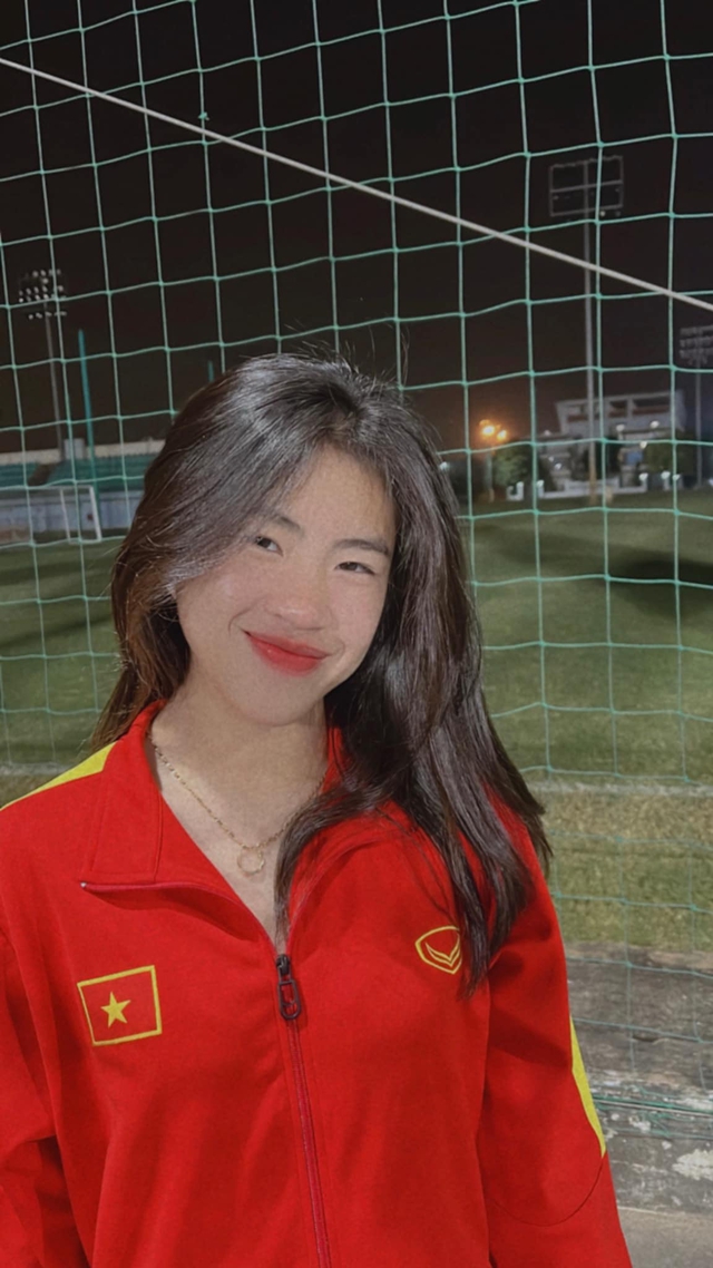 Tiền vệ Thanh Nhã lần đầu mặc váy hở bạo, phong cách cực sexy khác hẳn ngày thường- Ảnh 2.
