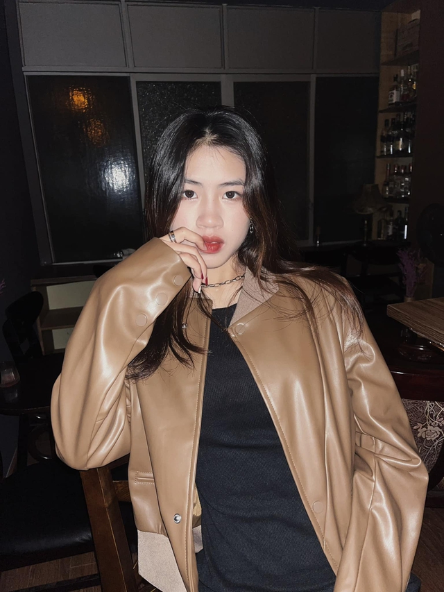 Tiền vệ Thanh Nhã lần đầu mặc váy hở bạo, phong cách cực sexy khác hẳn ngày thường- Ảnh 5.