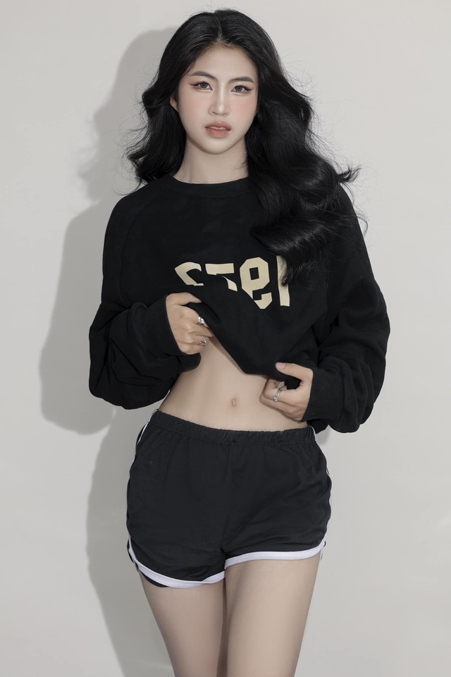 Tiền vệ Thanh Nhã lần đầu mặc váy hở bạo, phong cách cực sexy khác hẳn ngày thường- Ảnh 3.