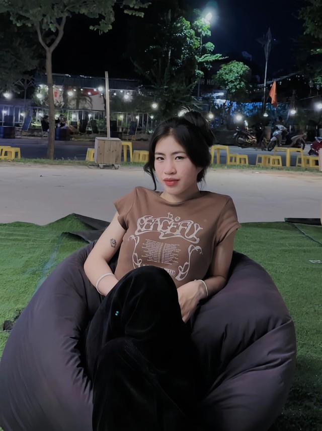 Tiền vệ Thanh Nhã lần đầu mặc váy hở bạo, phong cách cực sexy khác hẳn ngày thường- Ảnh 6.