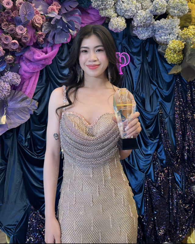 Tiền vệ Thanh Nhã lần đầu mặc váy hở bạo, phong cách cực sexy khác hẳn ngày thường- Ảnh 1.