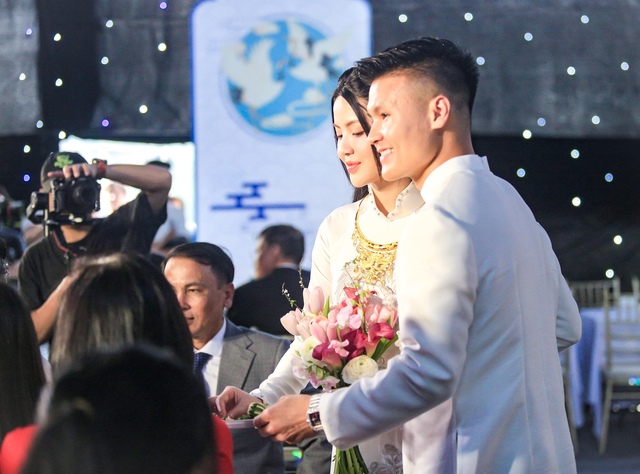 Bố mẹ Quang Hải cười tít mắt hãnh diện khi con dâu Chu Thanh Huyền nói một điều trước mặt họ hàng- Ảnh 3.