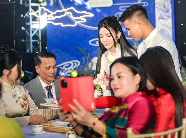 Bố mẹ Quang Hải cười tít mắt hãnh diện khi con dâu Chu Thanh Huyền nói một điều trước mặt họ hàng- Ảnh 5.