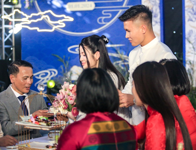 Bố mẹ Quang Hải cười tít mắt hãnh diện khi con dâu Chu Thanh Huyền nói một điều trước mặt họ hàng- Ảnh 7.
